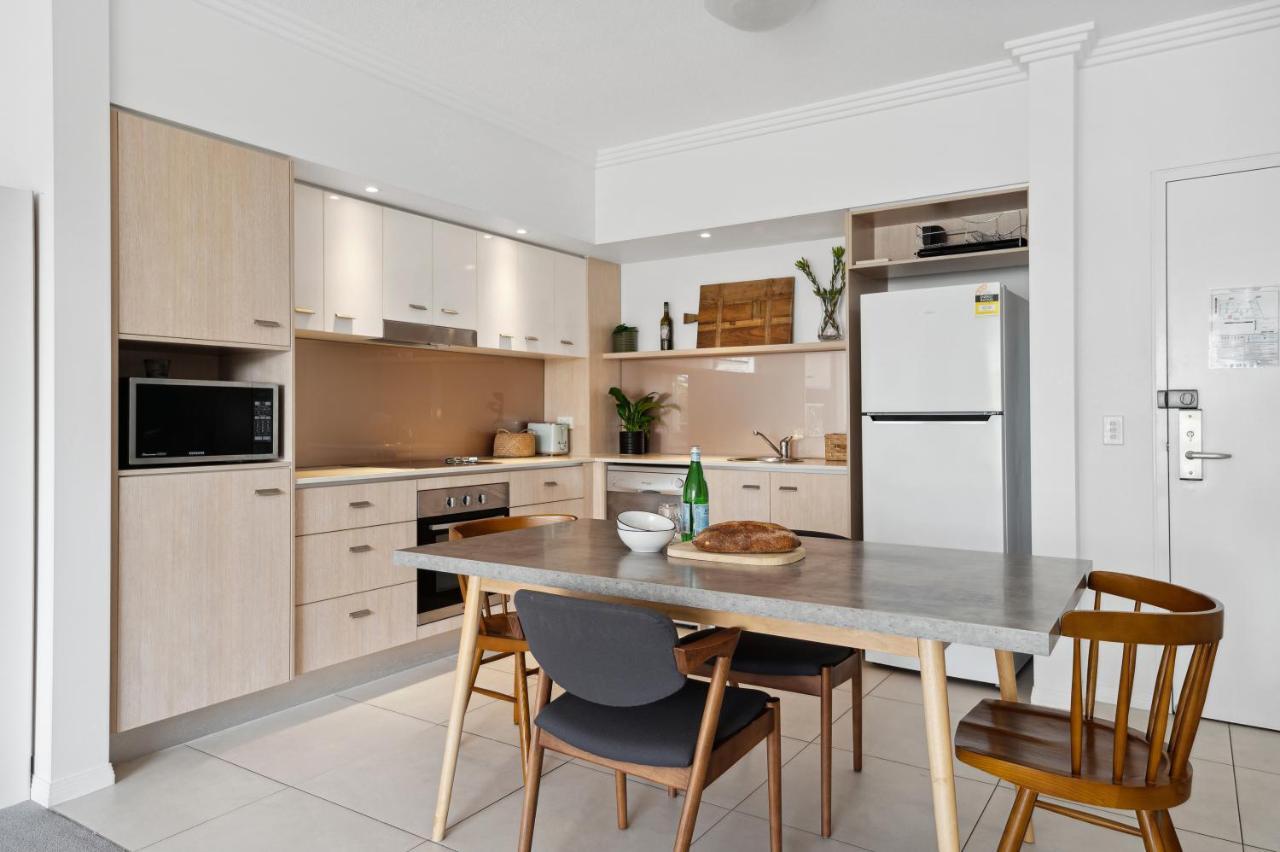 Luxury Varsity-robina-bond Apartment Gold Coast